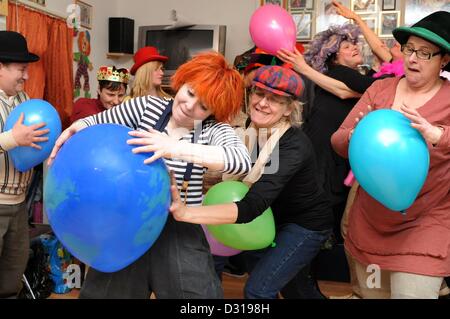 Yekaterina Moschajewa (L) auch bekannt unter ihrem Stadium Namen Clown Antoschka Tutoren Workshopteilnehmer wie Lachen und fröhlich wie ein Clown der Clown-Museum in Leipzig, Deutschland, 2. Februar 2013.    Der Star des Moskauer Staatszirkus und Gründer der Welt Parlament des Clowns ist in diesem Jahr ihr 40-jähriges Jubiläum als Clown. Neben ihren Auftritten in großen Zirkussen auf der ganzen Welt leitet Clown Antoschka Werkstätten für Menschen aus den unterschiedlichsten beruflichen Hintergründen in wie ein Clown zu sein. Foto: Waltraud Grubitzsch/lsn Stockfoto