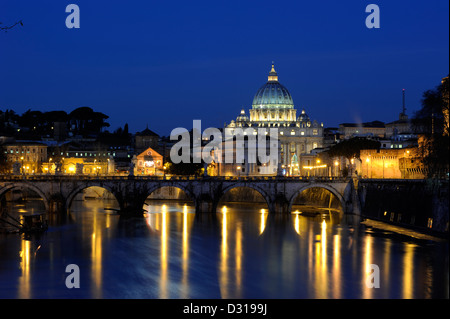 Italien, die Skyline von Rom, der Tiber, die Brücke Sant'Angelo und der Petersdom bei Nacht Stockfoto