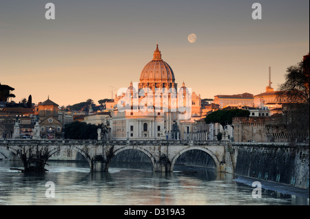 Italien, Rom, Tiber, Sant'Angelo-Brücke und Petersdom bei Sonnenaufgang mit Monduntergang neben der Kuppel Stockfoto