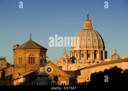 Italien, Rom, die Kuppeln von Santo Spirito in Sassia und der Petersdom bei Sonnenaufgang Stockfoto