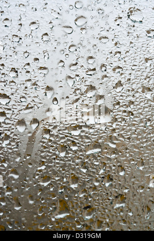 Regen auf einem Fenster hautnah Stockfoto