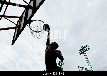 Silhouette der junge Dunk basketball Stockfoto