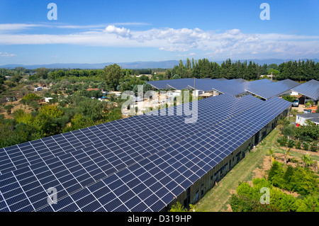 Sonnenkollektoren auf einem Bauernhof auf kommerziellen Gewächshäusern, Luftaufnahme, Roquebrune-sur-Argens, Var, Südfrankreich, Europa Stockfoto