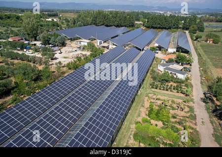 Luftaufnahme von Solarzellen auf kommerzielle landwirtschaftliche Gewächshäuser, Roquebrune-sur-Argens, Var, Frankreich Stockfoto