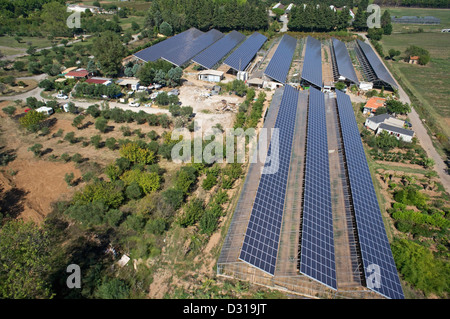 Solar Power Panels auf kommerzielle landwirtschaftliche Gewächshäuser, Luftaufnahme, Roquebrune-sur-Argens, Var, Frankreich Stockfoto