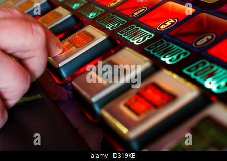 die Hold-Taste am Spielautomat Stockfoto