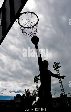 Silhouette der junge Dunk basketball Stockfoto