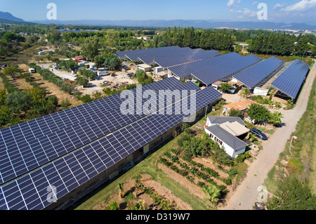 Sonnenkollektoren auf kommerzielle Gewächshäuser für die Produktion von Nahrungsmitteln, Luftaufnahme, Roquebrune-sur-Argens, Var, Frankreich Stockfoto