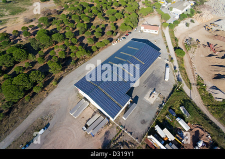 Solarpaneele in einem Industrielager, Luftaufnahme, Frankreich, Europa Stockfoto