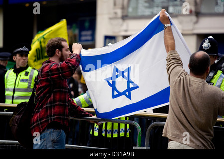 Pro-Israel-Demonstranten halten die israelische Flagge bei einer Anti-Israel protestieren. Stockfoto