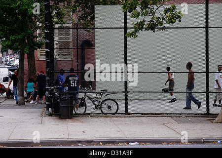 Menschen spielen Handball in Spanish Harlem Stockfoto