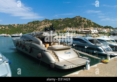 Italien, Sardinien, Poltu Quatu, Luxus-Boote in der marina Stockfoto