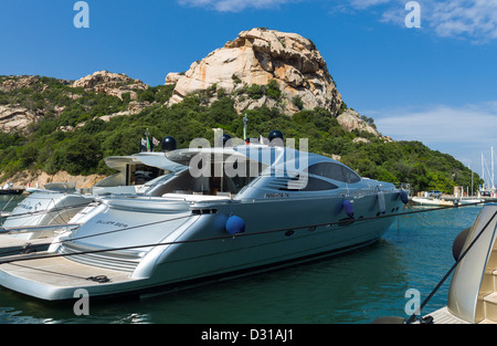 Italien, Sardinien, Poltu Quatu, Luxus-Boote in der marina Stockfoto