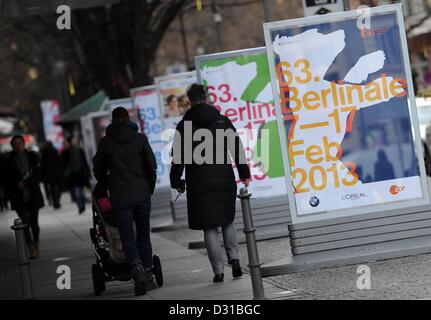 Die Menschen gehen vorbei an Plakate für die 63. Internationalen Filmfestspiele Berlin in Berlin, Deutschland, 6. Februar 2013. Die 63. Internationalen Filmfestspiele Berlin statt findet vom 07. bis 17. Februar 2013. Foto: Paul Zinken Stockfoto