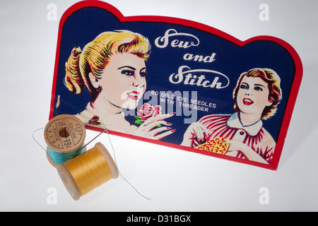 Sortiment der Vintagen Nadelheftung in Papierkoffer, USA Stockfoto