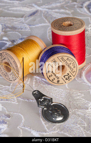 Stillleben mit Vintage hölzerne Spulen von Faden und Nähen Vorstellungen Stockfoto