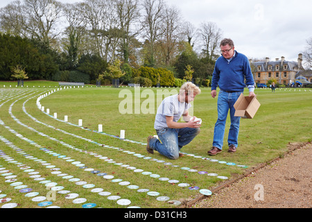 Lichtkünstler Bruce Munro (R) schließt die Installation von seinem Engel des Lichts mit der Hilfe von Freiwilligen in Waddesdon Manor Stockfoto