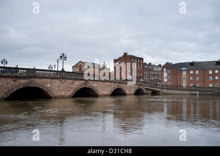 Worcester Brücke und Fluss Severn in Flut, Worcester, Worcestershire, England, UK Stockfoto