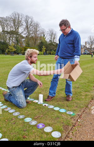 Lichtkünstler Bruce Munro (R) schließt die Installation von seinem Engel des Lichts mit der Hilfe von Freiwilligen in Waddesdon Manor Stockfoto