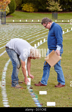 Lichtkünstler Bruce Munro (R) schließt die Installation von seinem Engel des Lichts mit der Hilfe von Freiwilligen in Waddesdon Manor Stockfoto