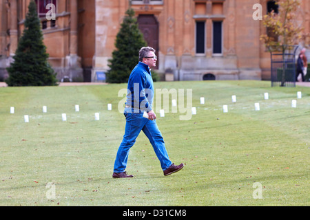 Lichtkünstler Bruce Munro schließt die Installation von seinem Engel des Lichts mit der Hilfe von Freiwilligen in Waddesdon Manor Stockfoto