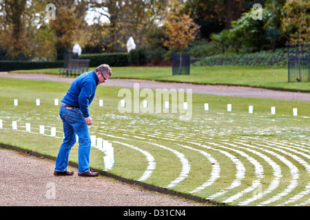 Lichtkünstler Bruce Munro schließt die Installation von seinem Engel des Lichts mit der Hilfe von Freiwilligen in Waddesdon Manor Stockfoto