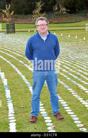 Lichtkünstler Bruce Munro schließt die Installation von seinem Engel des Lichts mit der Hilfe von Freiwilligen in Waddesdon Manor Stockfoto