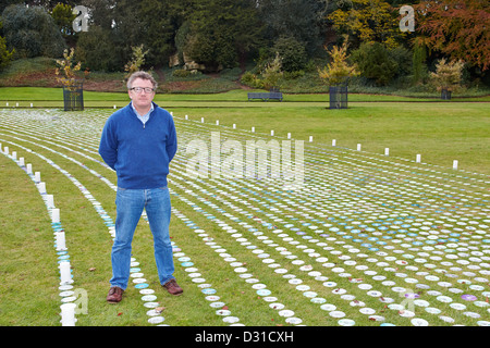 Lichtkünstler Bruce Munro schließt die Installation von seinem Engel des Lichts mit der Hilfe von Freiwilligen in Waddesdon Manor Stockfoto