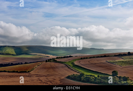 Blick über gepflügten Felder in Richtung Kingston Grat auf den South Downs von Lewes, East Sussex, England, UK Stockfoto