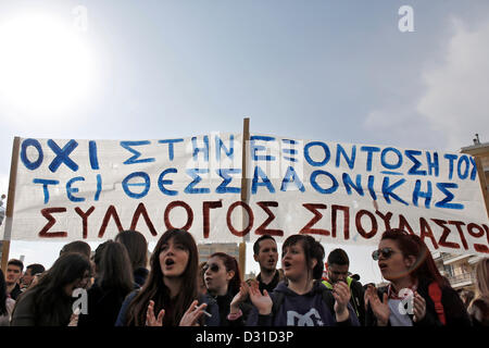 Thessaloniki, Griechenland. 6. Februar 2013. Studenten Parolen schreien und Banner bei Protest gegen die neue Bildung Rechnung zu halten. Protest von Schülern und Lehrern aus der technologischen pädagogischen Institute von Thessaloniki außerhalb des Ministeriums für Makedonien und Thrakien gegen den neuen Gesetzentwurf "ATHENA", verschmilzt und Universitäten Abteilungen am 6. Februar 2013 entfernt. Thessaloniki, Griechenland.  Bildnachweis: Konstantinos Tsakalidis / Alamy Live News Stockfoto