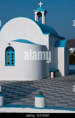 Eine typische griechische Kirche mit weißen Wänden und einem gemalten blauen Dach auf Milos in den Kykladen, Griechenland. Stockfoto