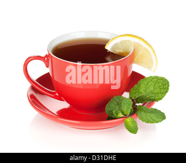 Roter Teetasse mit Zitrone und Minze. Isoliert auf weißem Hintergrund Stockfoto