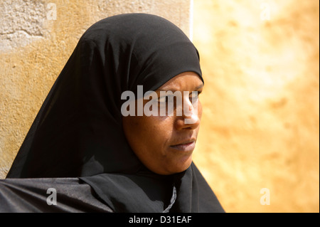 Swahili-Frau trägt eine schwarze Bui Bui, Lamu, Lamu-Archipel, Kenia Stockfoto
