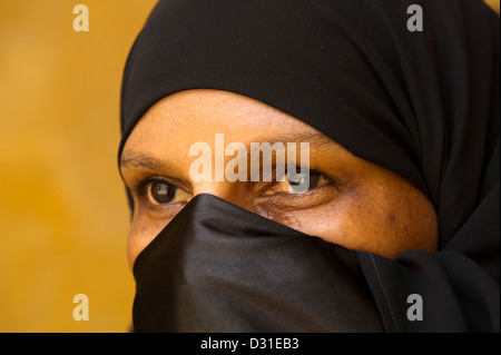 Swahili-Frau trägt eine schwarze Bui Bui, Lamu, Lamu-Archipel, Kenia Stockfoto