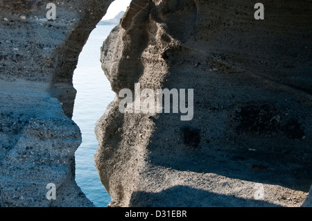 Eine Lücke in den Felsen, Milos, Griechenland Stockfoto