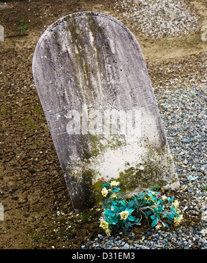 Grabstein in einem italienischen Friedhof Stockfoto