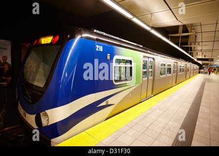 Canada Line Skytrain am Bahnsteig Waterfront Vancouver BC Kanada Stockfoto