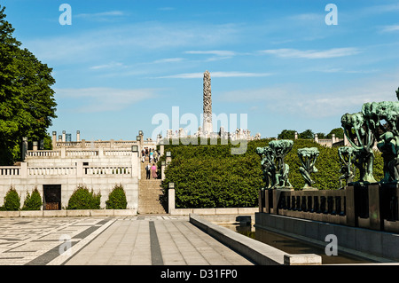 Bronze Baumgruppen Linie einseitig von den Weg zu der Monolith, der höchste Punkt der Touristenanlage Skulpturenpark, Oslo Stockfoto