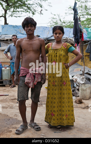 Armut leben in Tehkhand Slum, Delhi, Indien. Indischer Ehemann und Ehefrau stehen zusammen. Stockfoto