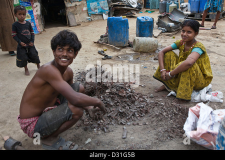 Armut leben in Tehkhand Slum, Delhi, Indien. Familie recycling Schrott auf den Straßen befinden sich kleine Lebensunterhalt zu verdienen. Stockfoto