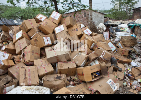 Armut leben in Tehkhand Slum, Delhi, Indien. Kartons für veraltet Essen gesammelt von den Straßen und Müllhalden. Stockfoto