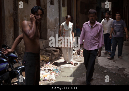 Ein Outreach-Arbeiter arbeitet für Operation Asha Kurklinik in Delhi, Indien. Auf dem Weg zum Patienten zu Hause besuchen. Stockfoto