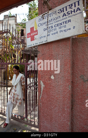 Ein Outreach-Arbeiter arbeitet für Operation Asha Kurklinik in Delhi, Indien. Auf dem Weg zum Patienten zu Hause besuchen. Stockfoto