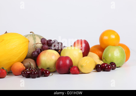 Studioaufnahme von einer Vielzahl von frischen Früchten Stockfoto