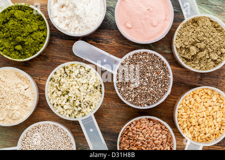 Kugeln Superfood - gesunden Samen und Pulver (weiße und braune Chia, braun und Golden Flachs, Hanf, Granatapfel-Fruchtpulver Stockfoto