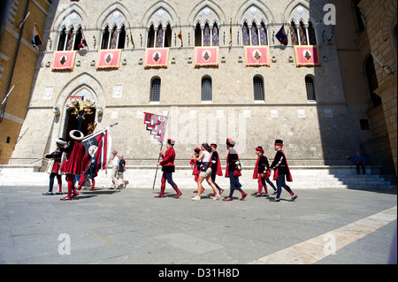 Siena, Italien. Piazza Salimbeni Headsquare von Banca Monte dei Paschi di während Palio. Stockfoto