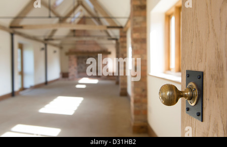 Blick auf einen leeren Raum in einer Scheune Umstellung begriffene. Stockfoto