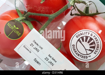 TM-Symbol für Qualität und Frische garantiert und Informationen auf der Packung Tomaten aus Spanien Stockfoto