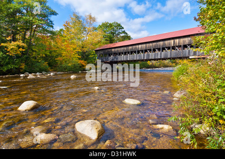 Albany gedeckte Holzbrücke über die Swift River Kancamagus Scenic Highway Route 112 White Mountains New Hampshire USA Vereinigte Staaten Stockfoto