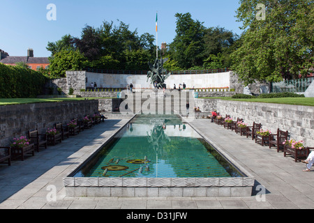 Garten der Erinnerung, Dublin an einem Sommertag mit Wasserspiel und statue Stockfoto